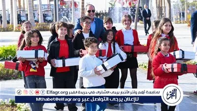 السيسي يشارك الأطفال فرحة عيد الفطر ويقدم لهم الهدايا في لفتة إنسانية بالعاصمة الإدارية