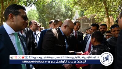 محافظ الفيوم يشارك المواطنين فرحة عيد الفطر.. ويوزع الهدايا على الأطفال بحديقة الحيوان