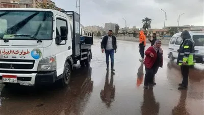جولة ميدانية لرئيس صرف الإسكندرية لمتابعة مواجهة تجمعات مياه الأمطار بوسط المدينة
