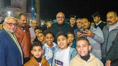 محافظ الإسكندرية يتفقد الكورنيش ويشارك المواطنين احتفالات عيد الفطر في ثالث أيامه