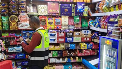سلامة الغذاء بأسوان تُحكم السيطرة على الأسواق وتضبط المخالفين