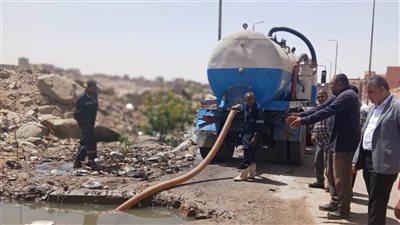 نائب محافظ أسوان يشرف ميدانيًا لإصلاح كسر خط طرد العقاد دون قطع مياه الشرب