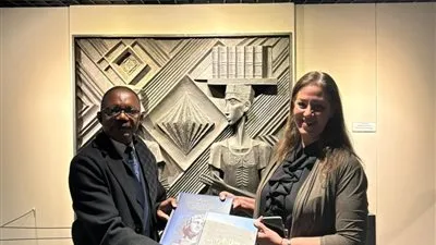 سفير أنجولا يزور مكتبة الإسكندرية ويشيد بدورها الثقافي العالمي