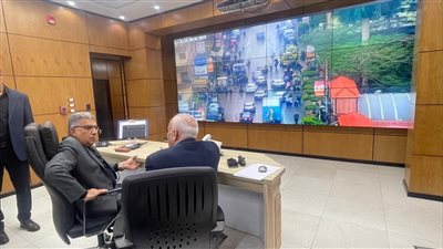 محافظ الدقهلية يتابع من مركز سيطرة الشبكة الوطنية جهود شركة مياه الشرب والصرف الصحي في التعامل مع تجمعات مياه الأمطار