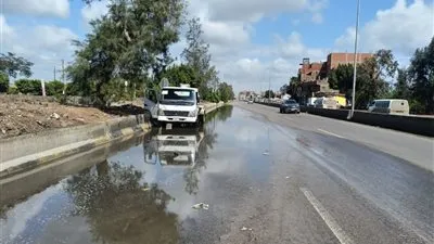 استمرار شفط تجمعات المياه بالطريق الزراعي بالقليوبية