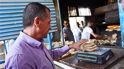 ضربة مفاجئة.. محافظ أسوان يفحص رغيف الخبز ميدانيًا ويشدد على ردع المخالفين