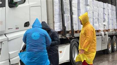 الهلال الأحمر يدفع بأكثر من 60 ألف سلة غذائية وخيام ومشمعات وملابس شتوية لتخفيف معاناة الطقس