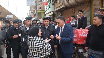 محافظ القليوبية يقود حملة موسعة لإخلاء الباعة الجائلين ببنها وإعادة الانضباط للشارع