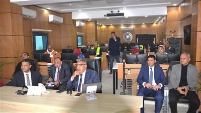 محافظ الدقهلية يتابع من مركز سيطرة الشبكة الوطنية حالة الطقس وجهود الوحدات المحلية في التعامل مع مياه الأمطار