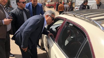 محافظ الدقهلية يستوقف سيارات تاكسي للتأكد من تشغيل العداد والالتزام بالبنديرة المقررة 