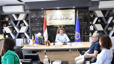 محافظ أسوان يبحث تنفيذ مبادرة «لينا كلنا» لتحويل الأراضي غير المستغلة لمساحات حضرية مستدامة