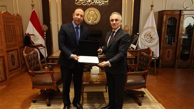 لتطوير العمل القضائي... وزير العدل ينتدب 13 مساعدا جديدا.. ويكرم مساعدي الوزير السابقين