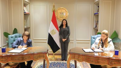 وزيرة التضامن الاجتماعي تشهد توقيع عقود تمويل المشروعات متناهية الصغر بين صندوق دعم الصناعات الريفية والبيئية وأربع جمعيات أهلية
