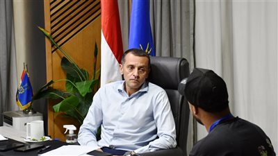 لا صوت يعلو فوق صوت المواطن.. محافظ أسوان يحسم الشكاوى في لقاء جماهيري