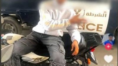 ضبط طالب لوّح بإشارات خادشة أمام سيارة شرطة اعتراضًا على حكم قضائي