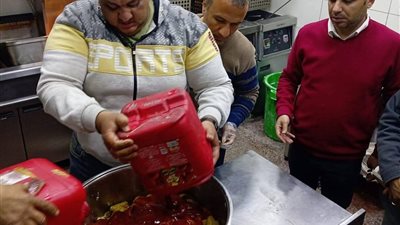 حملات مكثفة على الأسواق بالمنيا.. إعدام 350 كجم أغذية فاسدة وتحرير 28 محضرًا للمخالف