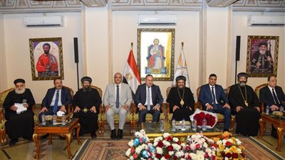 محافظ الإسكندرية يشارك الأقباط احتفالات عيد القيامة من داخل الكنيسة المرقسية