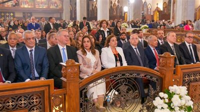 وزيرة التنمية المحلية والبيئة تشهد قداس عيد القيامة المجيد بالكاتدرائية المرقسية بالعباسية