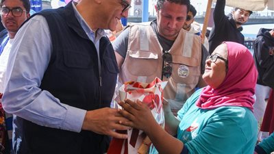 محافظ الإسكندرية يوزع هدايا على الأطفال والأسر خلال احتفالية شاطئ ستانلي