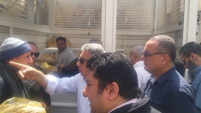 محافظ الدقهلية يتابع صرف الخبز بمنافذ المحافظة ويؤكد استمرار التوسع في إنشاء منافذ جديدة 