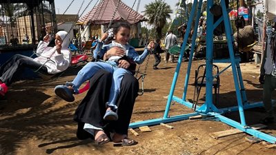 “البهجة تغمر الواسطي”.. مئات المواطنين يحتفلون بشم النسيم في الحدائق وعلى ضفاف النيل ببني سويف 