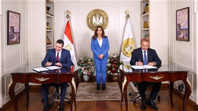 توقيع عقد بين وزارة البيئة وشركة 