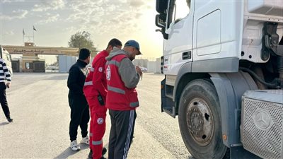 الهلال الأحمر يواصل مد غزة بنحو 5،230 طنًا سلال غذائية ومواد طبية وأدوية علاجية