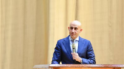 تفاصيل الزيارة المفاجئة| كيف فاجأ وزير التعليم مُعلمًا من ذوي الهمم داخل الفصل؟