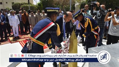 محافظ أسيوط يضع إكليلًا من الزهور على النصب التذكاري لشهداء بني عدي ويسلم 15 كرتونة للفتيات المقبلات على الزواج 