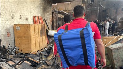 الهلال الأحمر يوجه فرق الاستجابة أثناء الطوارئ في حريق مخزن خردة بمدينة نصر