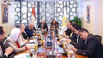 وزيرة التنمية المحلية والبيئة تتابع مع محافظ الفيوم خطة إعادة التوازن البيئي ببحيرة قارون