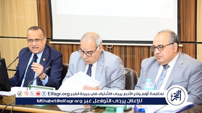 عميد طب أسيوط يترأس اجتماعا لمجلس الكلية 