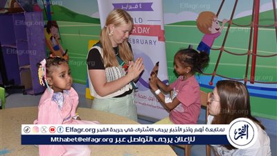 بالصور.. سائحتان من السويد تعزفان الأمل في قلوب أطفال السرطان بالأقصر بحفل موسيقي داخل المستشفى