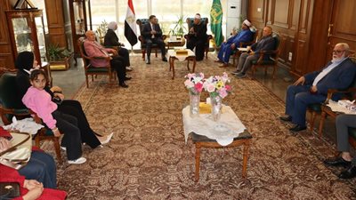 تكريم مستحق.. محافظ القليوبية يودّع رئيس المنطقة الأزهرية بدرع المحافظة تقديرًا لمسيرته