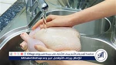 خلطة بسيطة من 3 مكونات للتخلص من زفارة الفراخ نهائيًا قبل الطهي