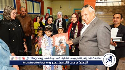 محافظ مطروح يشهد تجربة التعليم عن بُعد لأبناء قارة أم الصغير ويوجه بتعميمها لدعم المناطق النائية