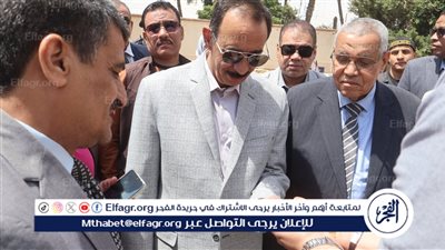 محافظ سوهاج يتفقد حصاد محصول القمح بأحد الحقول