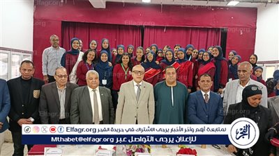 خلال زيارة لأرمنت الثانوية.. محافظ الأقصر يتفقد متحف العلوم ويكرم 12 طالبة