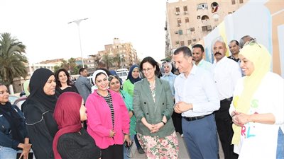 جدارية طريق السادات.. فنانو أسوان يرسمون الهوية ومحافظ أسوان يشيد بالمبادرة الحضارية