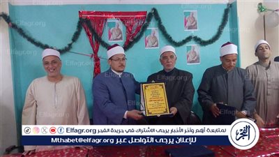 مدير أوقاف الفيوم يكرم الأستاذ عاشور طه محمد لبلوغه سن المعاش