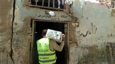 “الأورمان” توزع 150 كرتونة مواد غذائية على 4 قرى بكوم أمبو لدعم الأسر الأولى بالرعاية