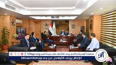 محافظ الفيوم يبحث آليات تعزيز التعاون مع مسئولي شركة 