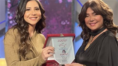 مداخلة تبكي أميرة العايدي على الهواء.. نجلها: إنتِ مصدر قوتنا وحياتنا  