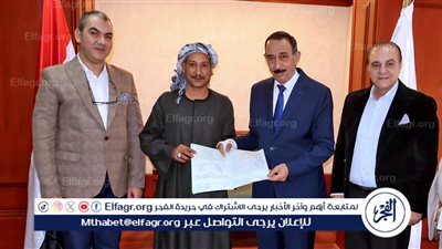 محافظ سوهاج يسلم أول عقدين لتقنين أرضي أملاك الدولة