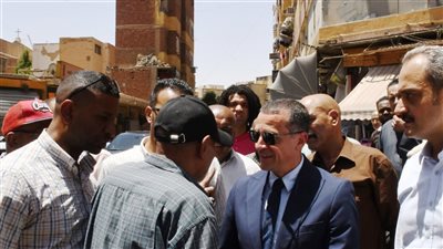 محافظ أسوان يوجه بغلق محلات مخالفة ويكثف حملات إزالة الإشغالات