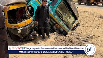 إصابة شخصين في تصادم سيارة نقل ثقيل وتوك توك في قرية البهنسا بالمنيا