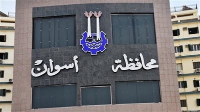 محافظ أسوان يعيد تنظيم الجهاز الإداري ويصدر قرارات لتعزيز كفاءة الأداء بالمحليات