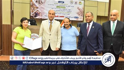 محافظ أسيوط يسلم 36 عقدًا لوحدات مجمع الصناعات الصغيرة ببني غالب 