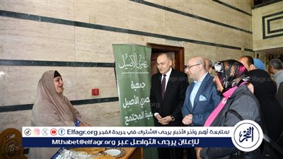 محافظ الفيوم ورئيس الجهاز التنفيذي لتعليم الكبار يتفقدان معرض الحرف اليدوية للمتحررات من الأمية