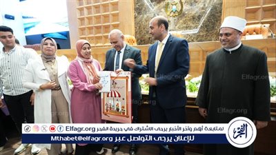 محافظ أسيوط يسلم تأشيرات السفر وملابس الإحرام لعدد من حجاج الجمعيات الأهلية 